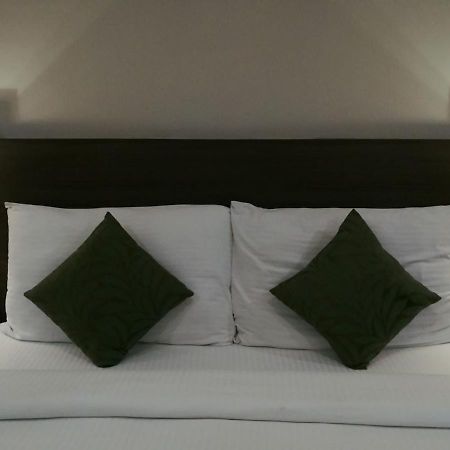 Hide Away Suites Нойда Экстерьер фото
