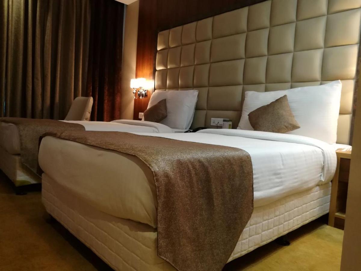 Hide Away Suites Нойда Экстерьер фото
