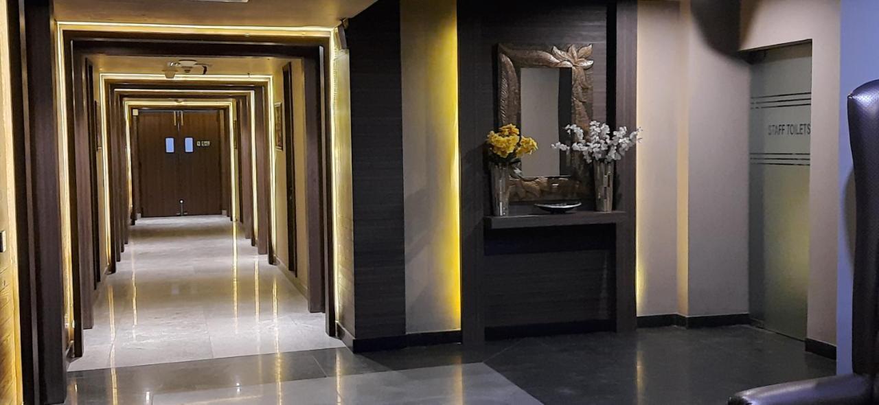 Hide Away Suites Нойда Экстерьер фото