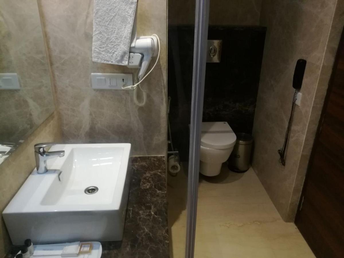 Hide Away Suites Нойда Экстерьер фото