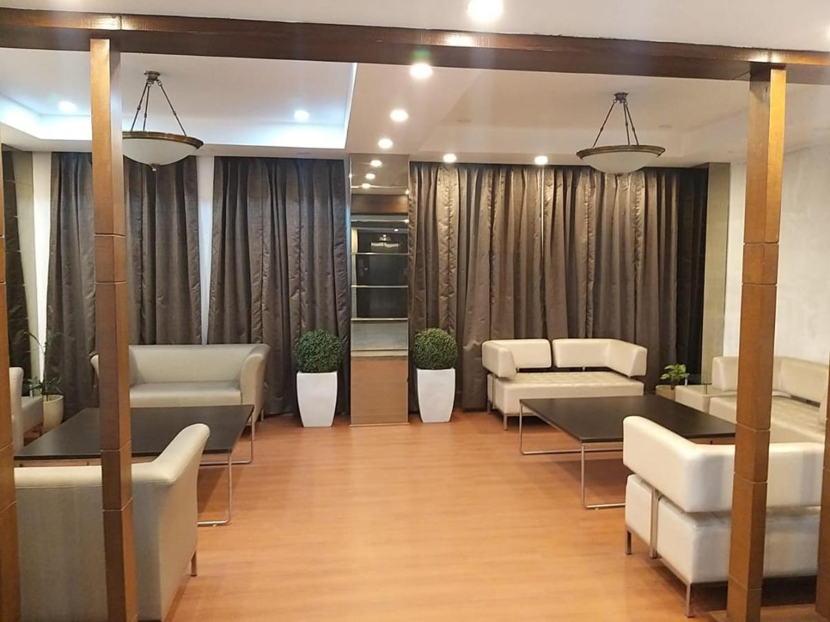 Hide Away Suites Нойда Экстерьер фото