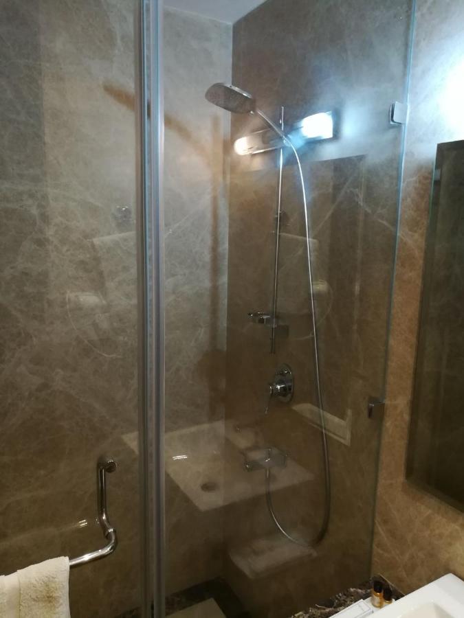 Hide Away Suites Нойда Экстерьер фото
