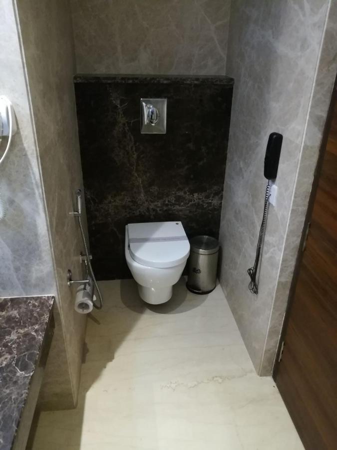 Hide Away Suites Нойда Экстерьер фото
