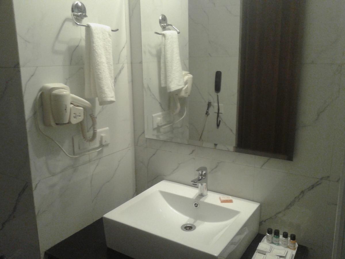 Hide Away Suites Нойда Экстерьер фото