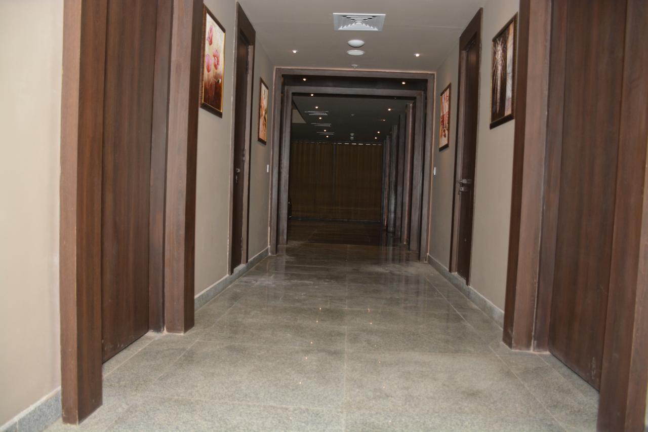 Hide Away Suites Нойда Экстерьер фото