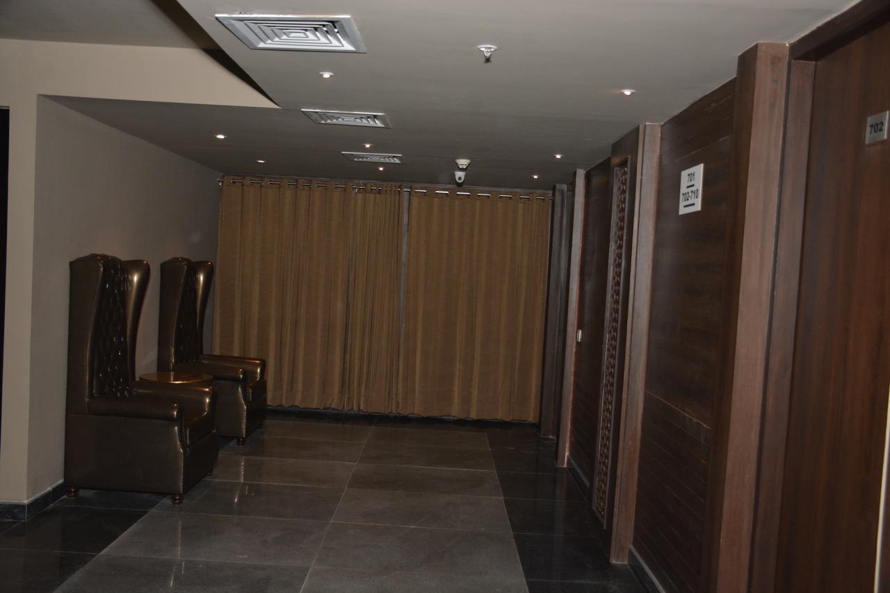 Hide Away Suites Нойда Экстерьер фото