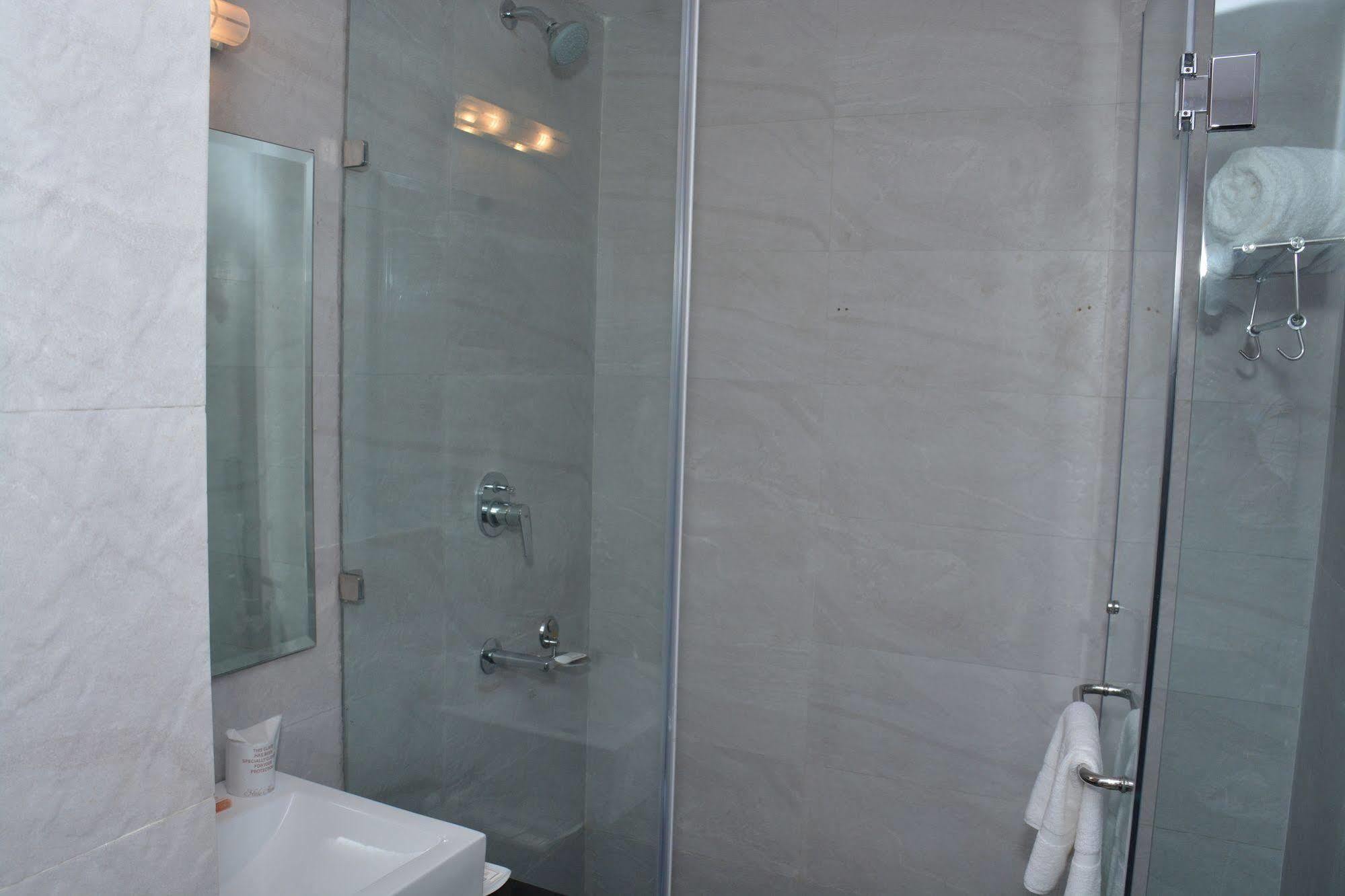 Hide Away Suites Нойда Экстерьер фото