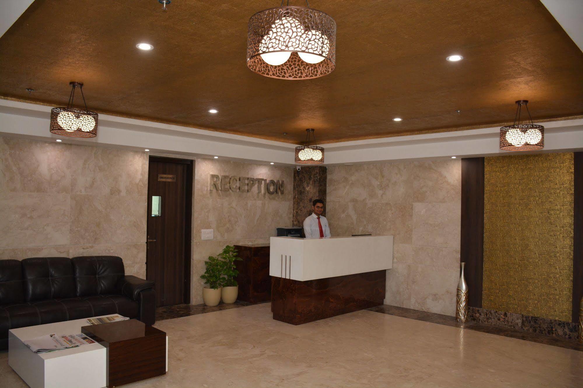 Hide Away Suites Нойда Экстерьер фото