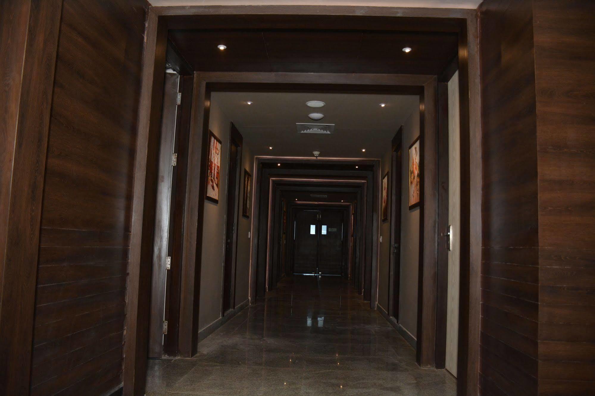 Hide Away Suites Нойда Экстерьер фото